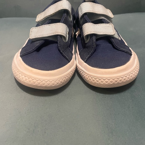 Toddler Converse low top toddler sneakers / size 10 US toddler - Picture 10 of 13